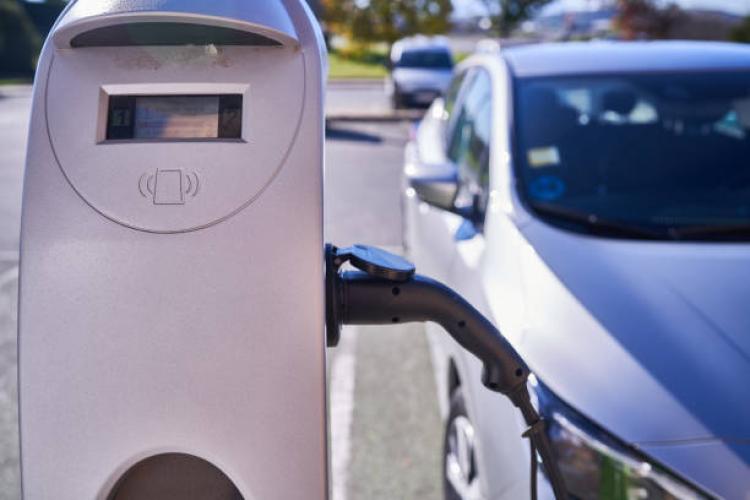 Fast Charging vs Normal Charging for EVs – Which Saves More?